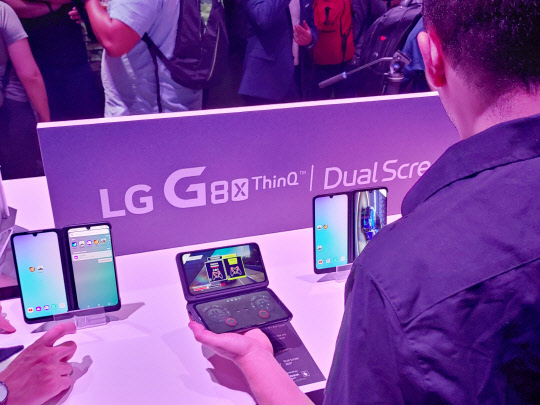 현지시간 21일 브라질 상파울루에서 현지 언론과 거래선들을 대상으로 진행된 LG G8X ThinQ 론칭행사에 참석한 사람들이 LG G8X ThinQ를 체험하고 있다. LG전자 제공